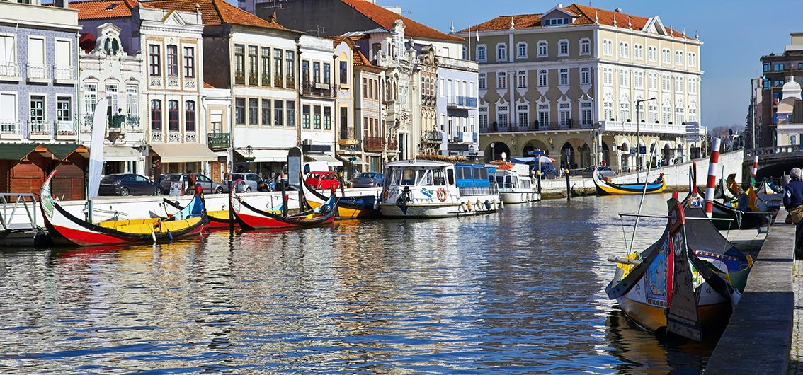 Kanäle mit Booten in Averiro