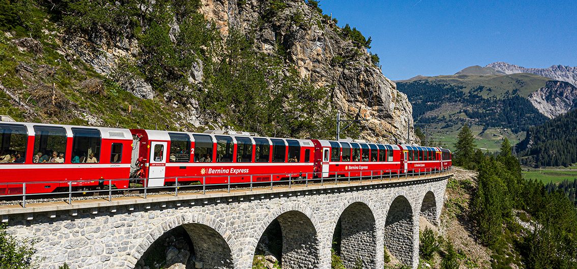 Bernina-Express-im-Albulatal - Panorama