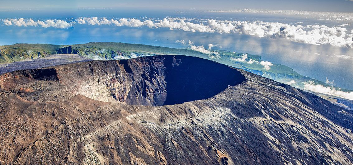 Blick-auf-den-Vulkan-Piton-de-la-Fournaise---(01)---