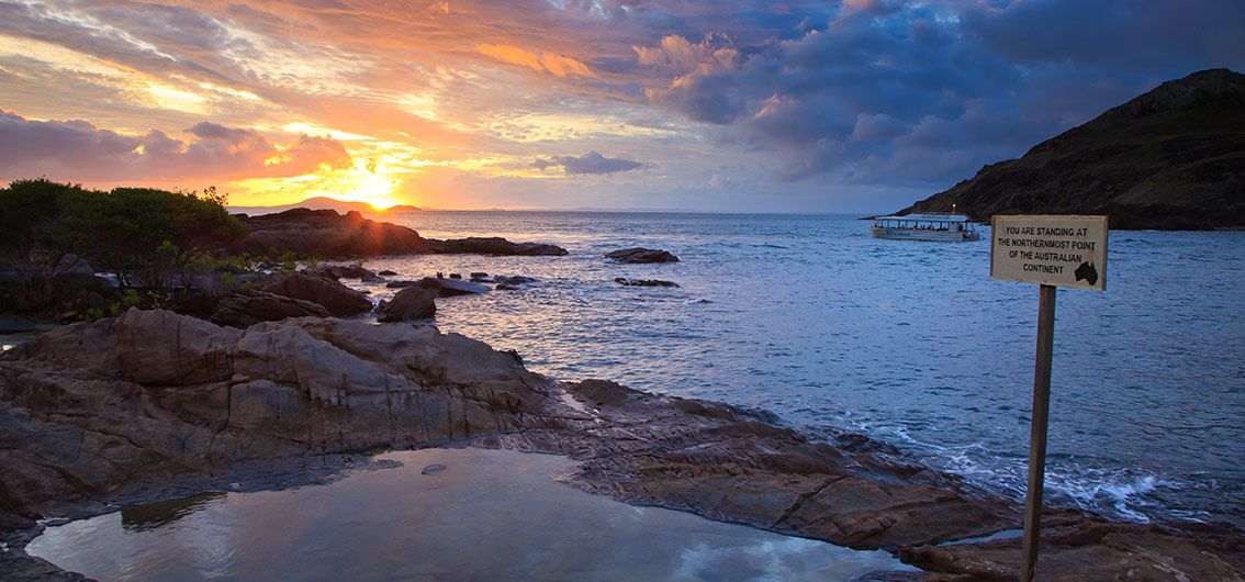 Ein-Schild-markiert-den-nördlichsten-Punkt-Australiens---Credit-Coral-Expeditions