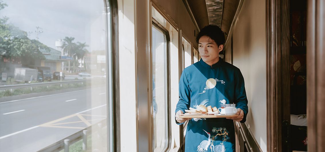 Ihr-freundliches-Personal im Sonderzug SJourney