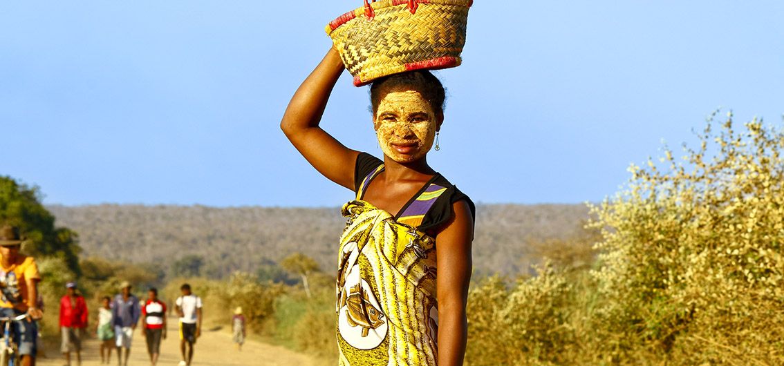 Madagassin mit traditioneller Gesichtsbemalung
