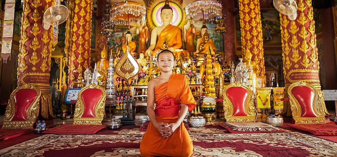 Zu-Besuch-im-Tempel mit jungem Mönch